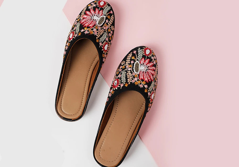 Midnight Bloom Embroidered Jutti 2