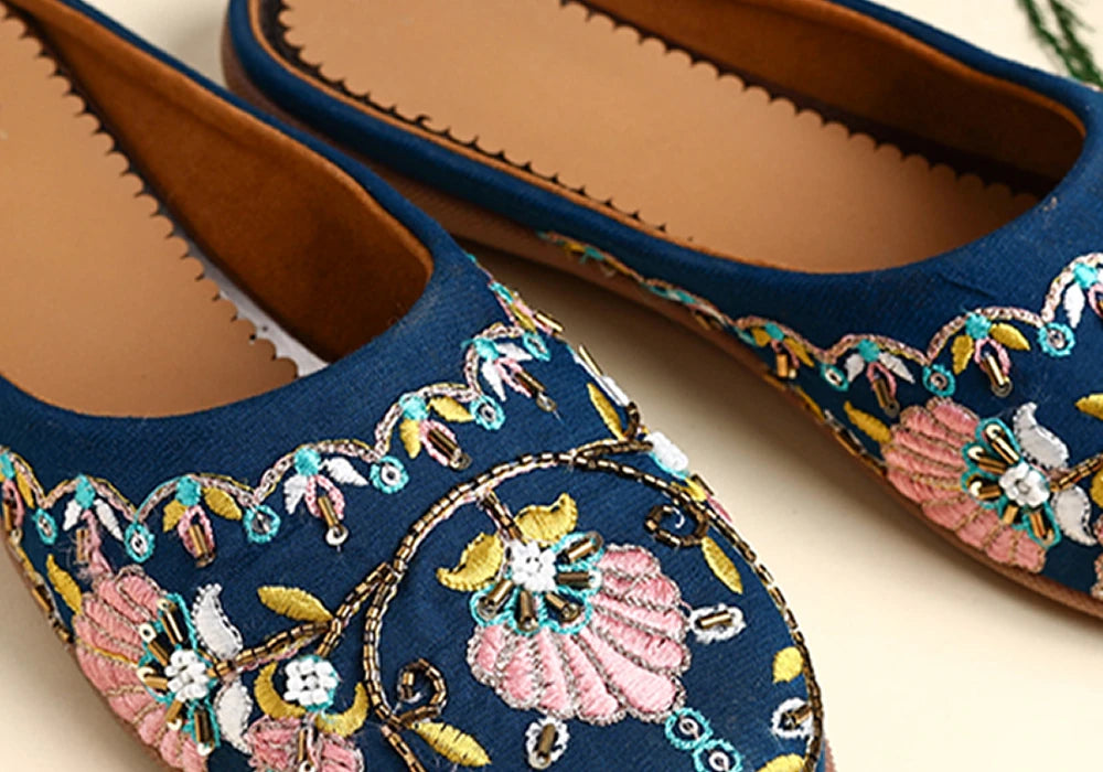 Midnight Blossom Embroidered Ethnic Jutti 3