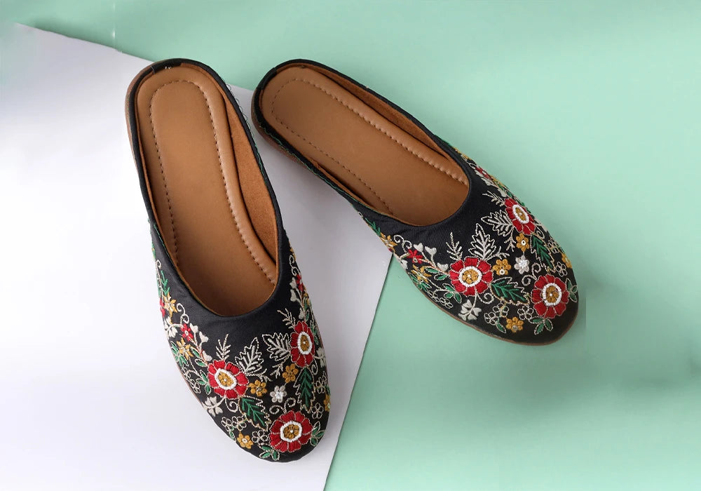 Midnight Blossom Hand-Embroidered Jutti 1