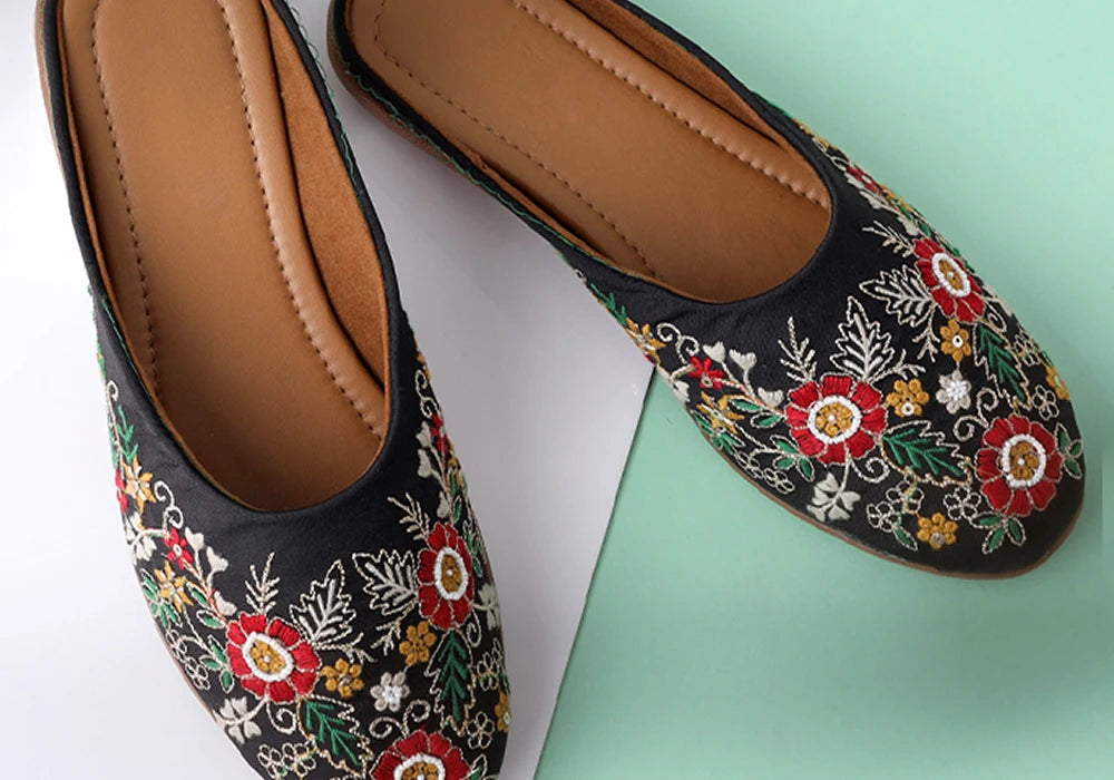 Midnight Blossom Hand-Embroidered Jutti 2