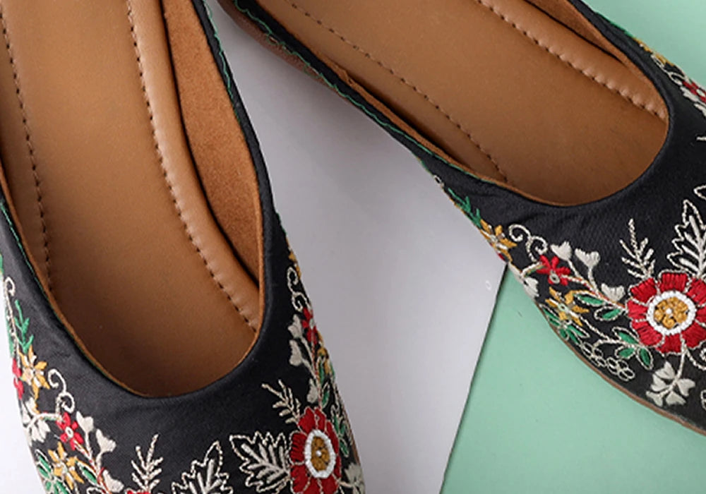 Midnight Blossom Hand-Embroidered Jutti 3