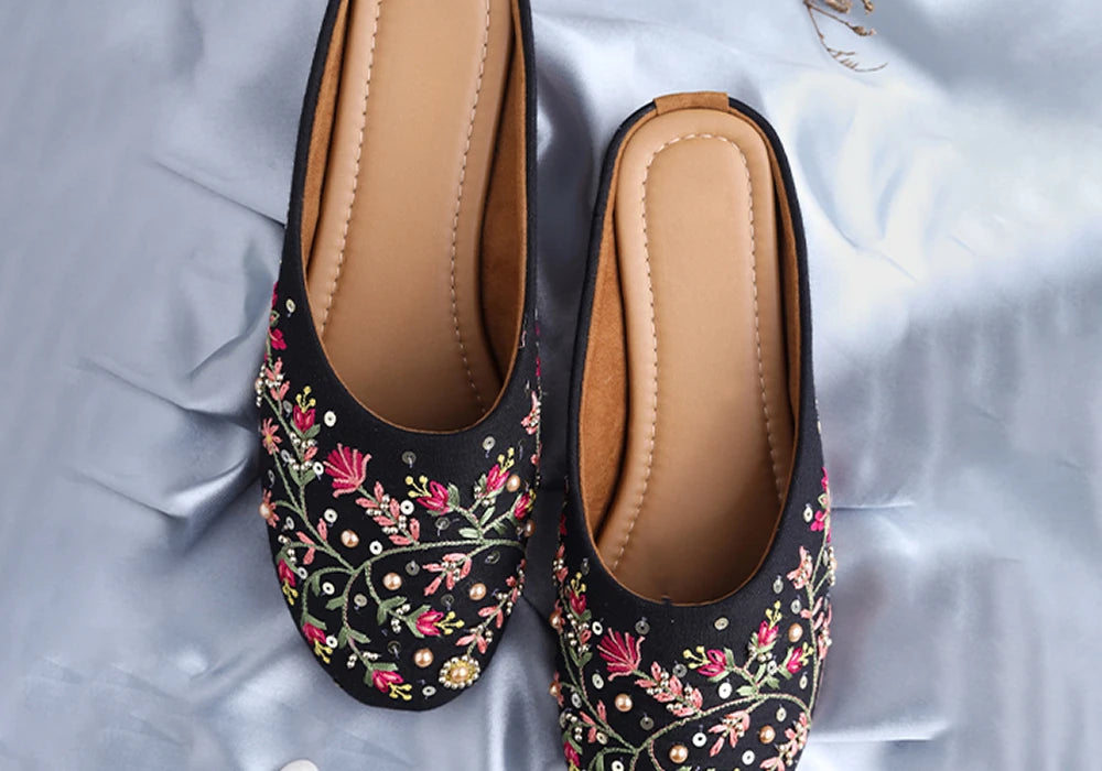 Midnight Garden Embroidered Jutti 2