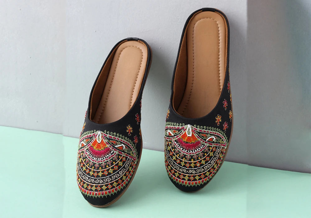 Midnight Mela Multicolor Embroidered Jutti 1